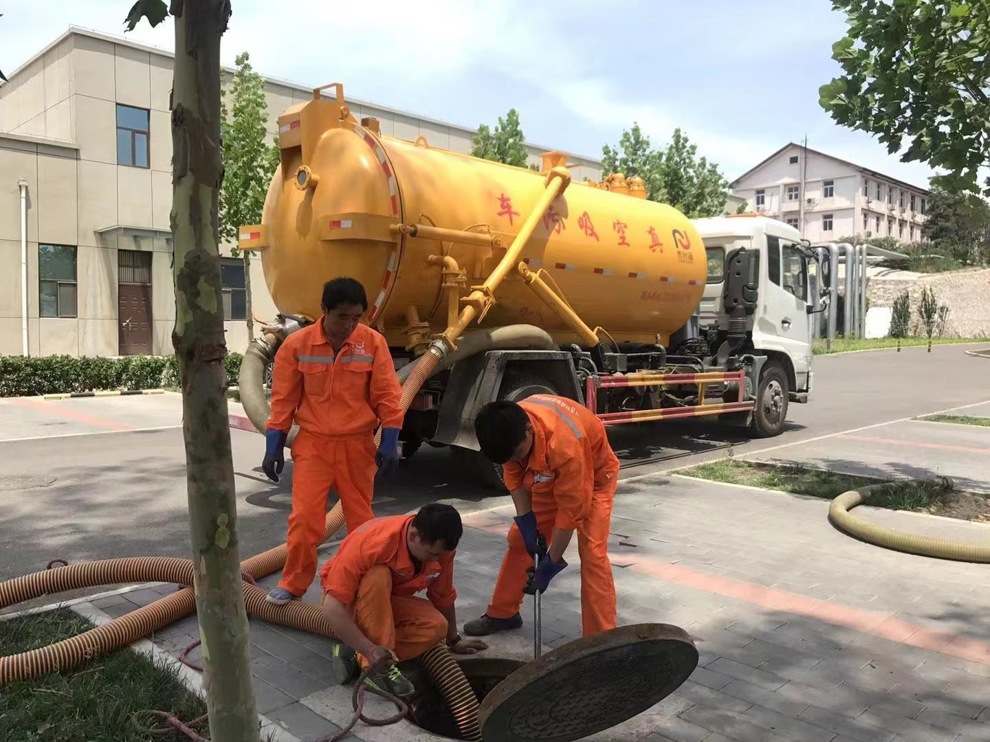 高新区管道疏通车停在窨井附近