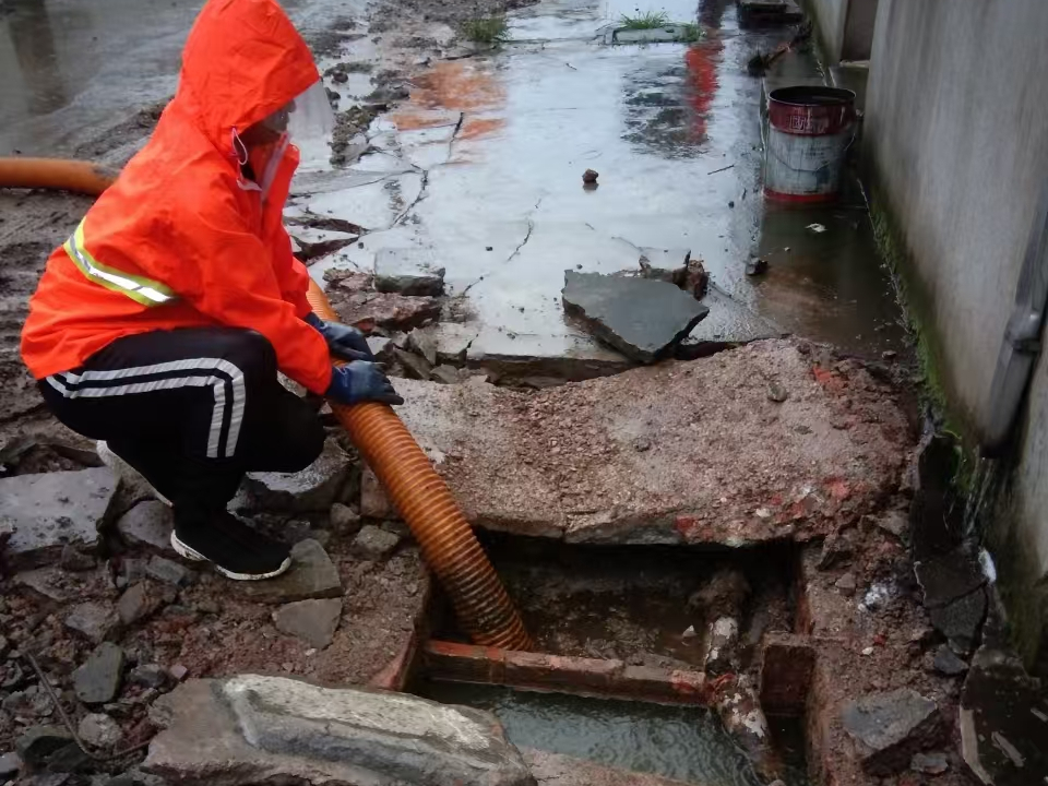 高新区专业清理污水池 炜誉市政以规范流程守护城市 “肠道”