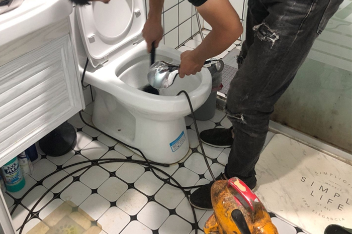 高新区马桶堵塞自己疏通还是找师傅？专业上门服务让你省时更省心