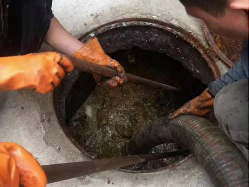 高新区清理化粪池时如何避免沼气的危害？